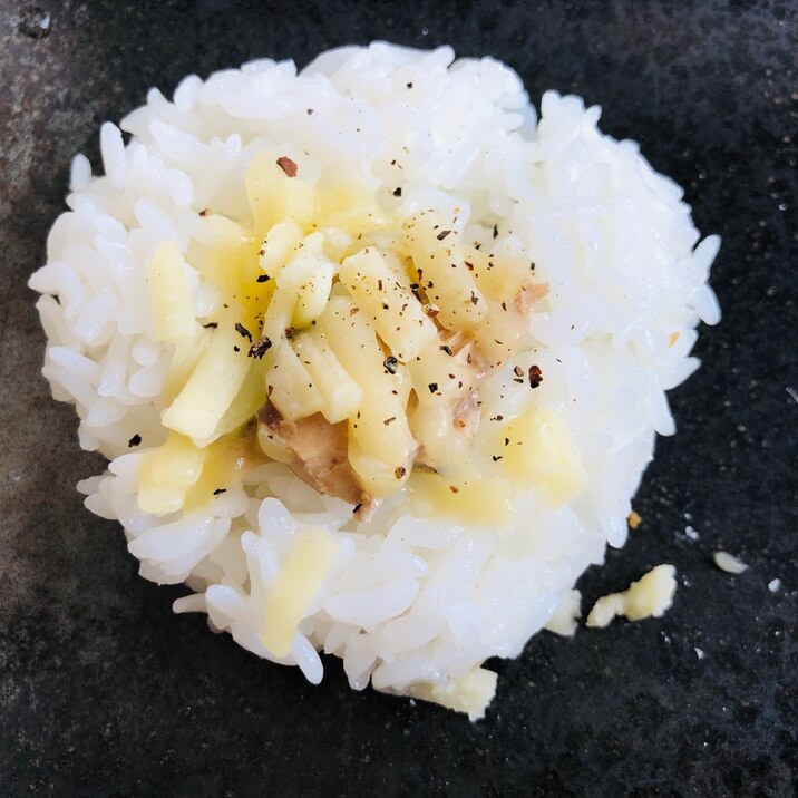 鯖缶のせチーズブラックペッパーおにぎり